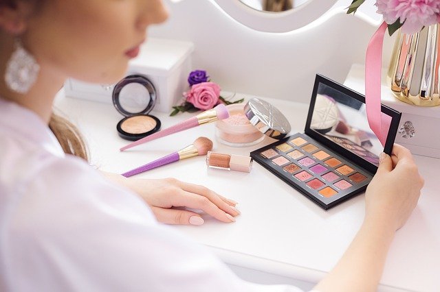 How to clean makeup palettes