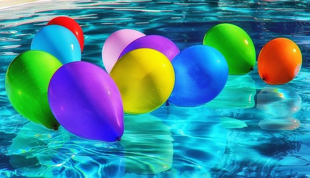 How to decorate pool with balloons