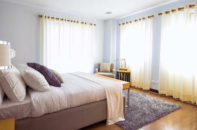 What color curtains go with blue grey walls